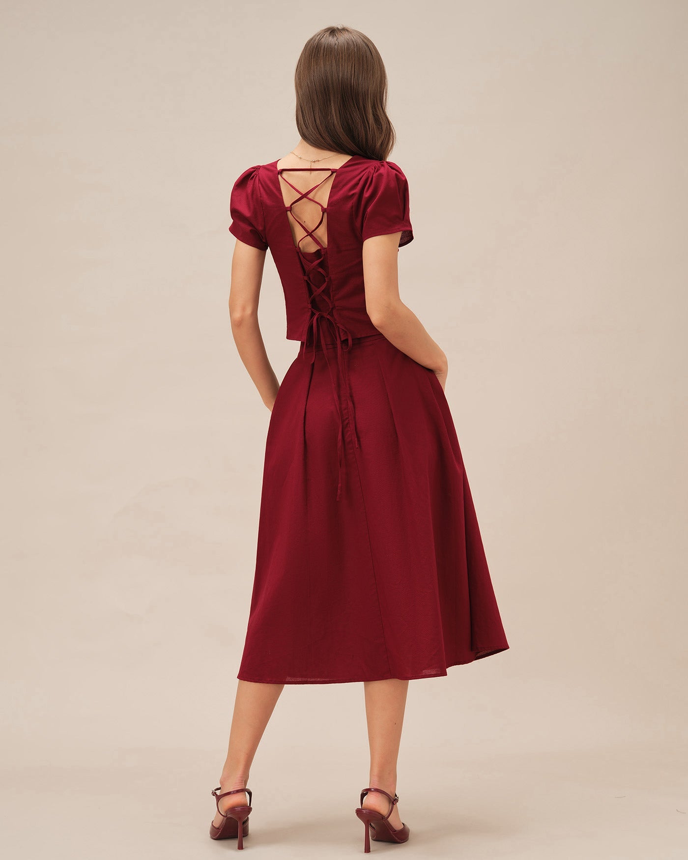 Roter geraffter Midi-Rock mit Schlitz