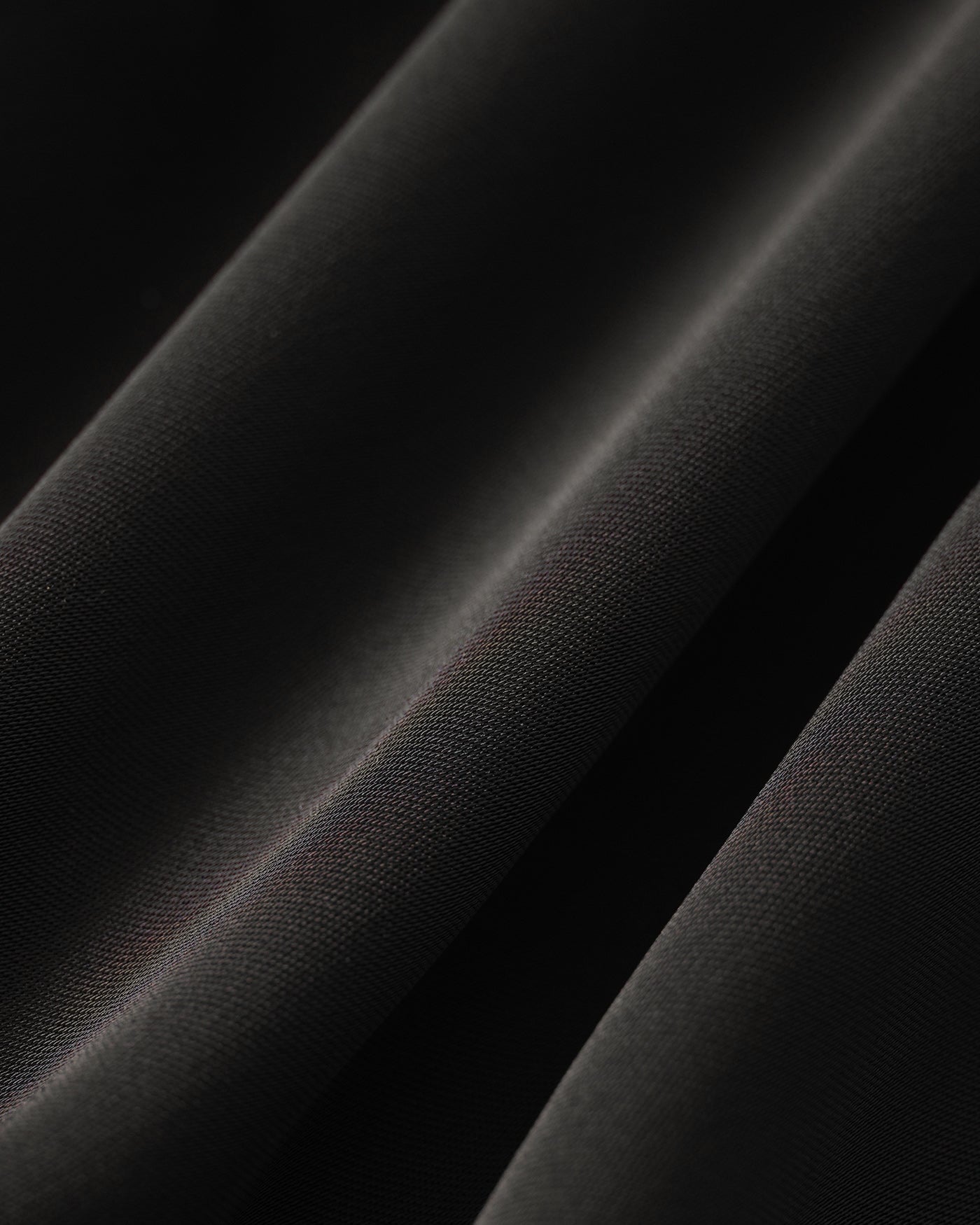 Schwarze Satinbluse mit Kragen