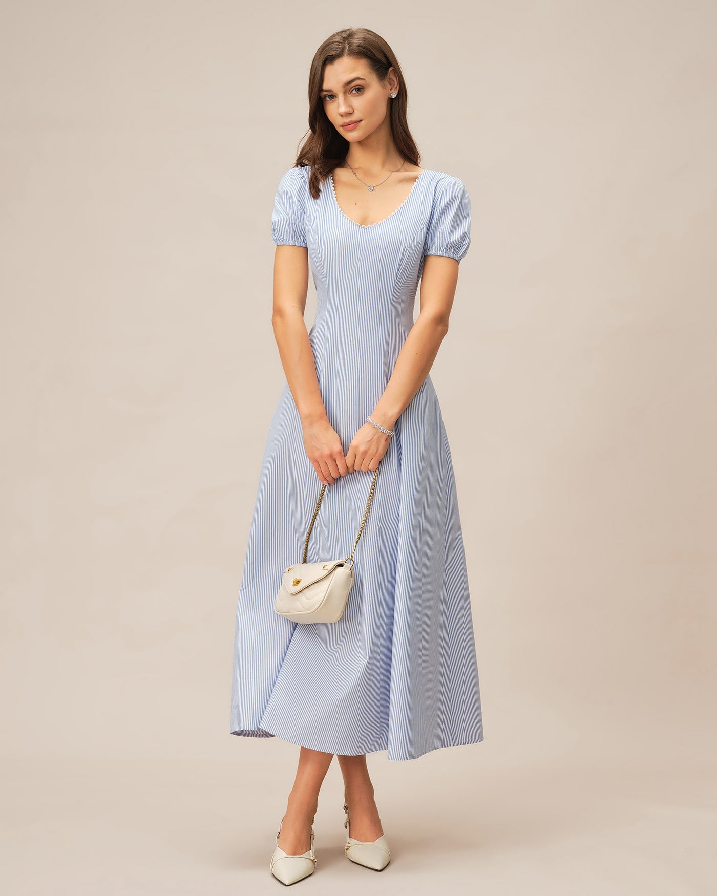 Blaues gestreiftes Maxikleid mit V-Ausschnitt und Puffärmeln