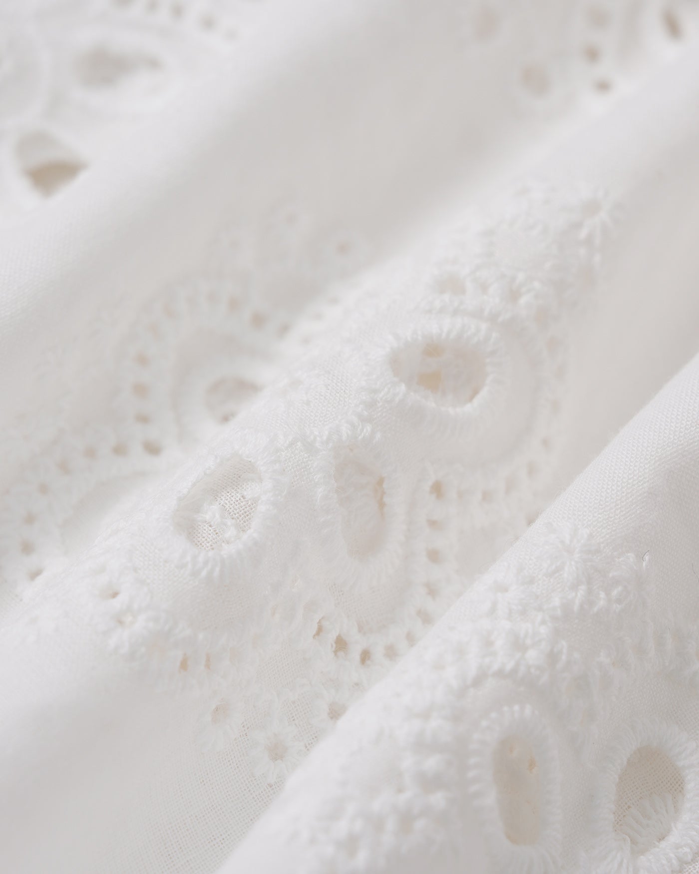 Weißes geblümtes Maxikleid mit V-Ausschnitt
