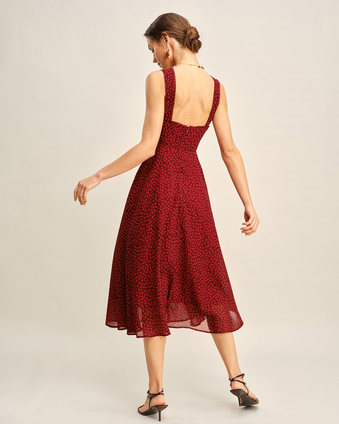 Rotes Midikleid mit Blumenmuster und Herzausschnitt