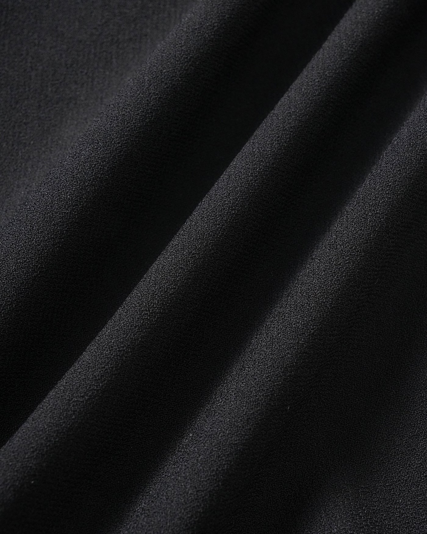Schwarzes Mini-Kleid mit eckigem Ausschnitt und kurzen Ärmeln