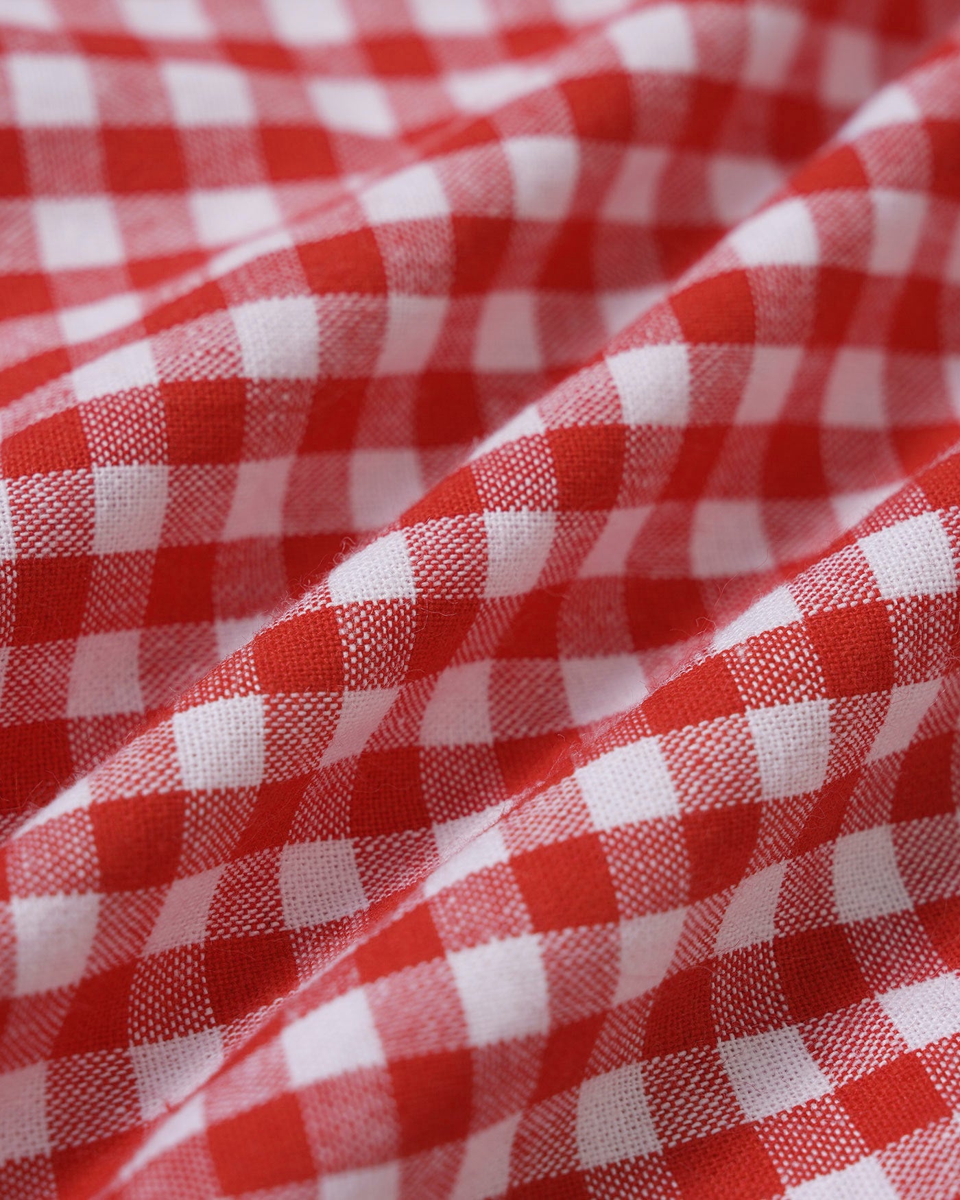 Roter karierter Knopf-Skort