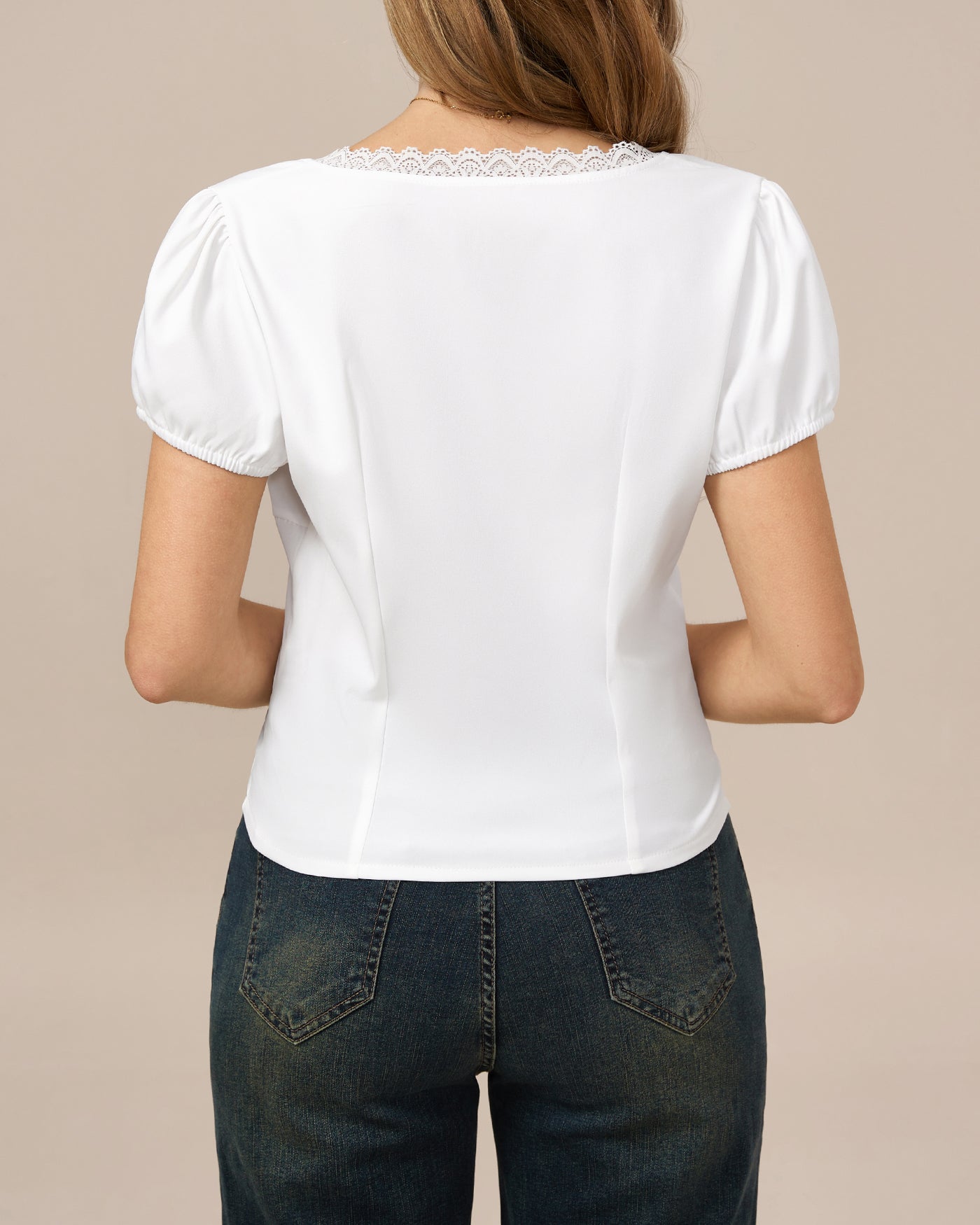 Weißes V-Ausschnitt T-Shirt mit Spitzeneinsatz