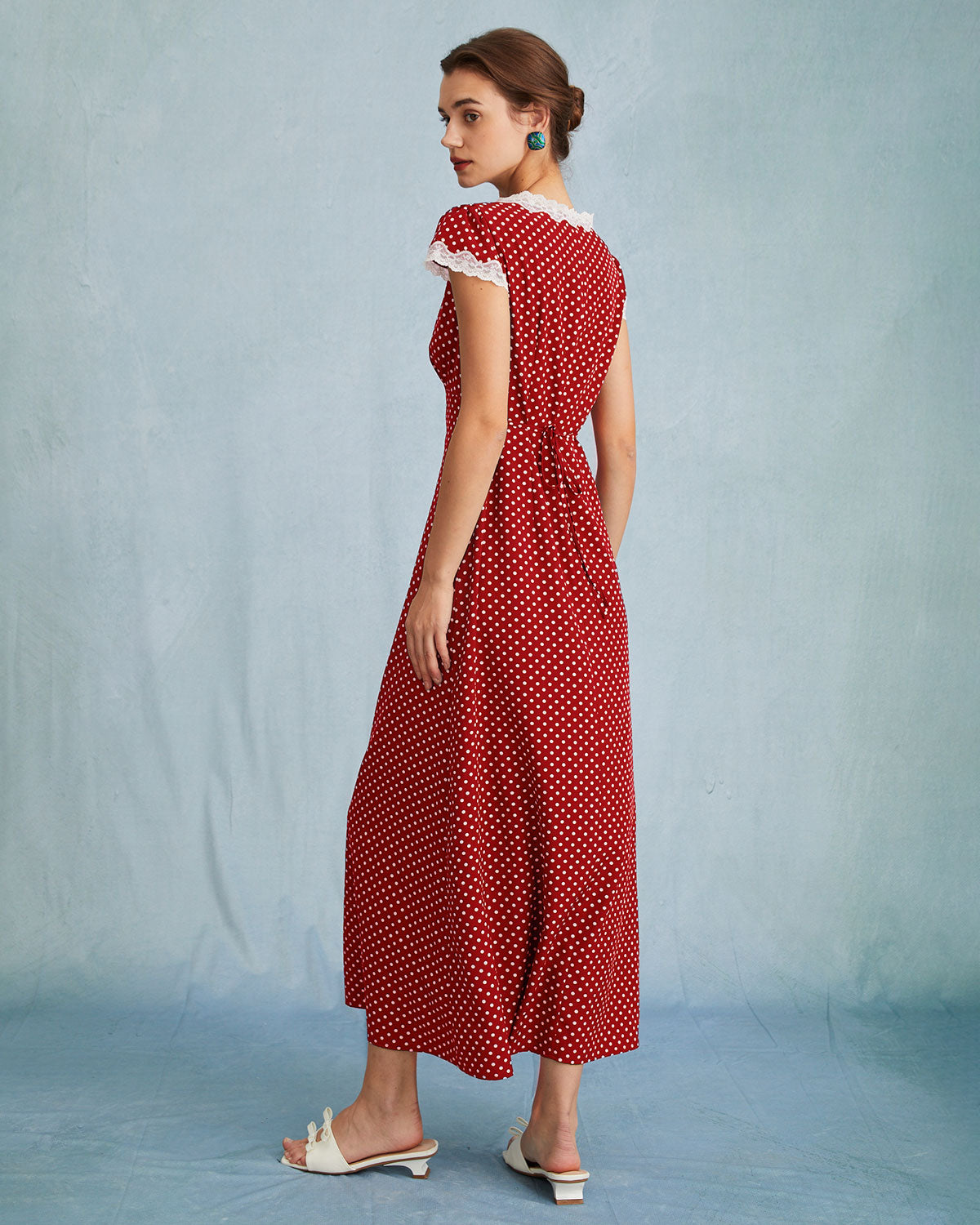 Das rote Maxikleid mit V-Ausschnitt, Tupfen und geraffter Spitze