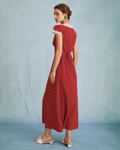 Das rote Maxikleid mit V-Ausschnitt, Tupfen und geraffter Spitze