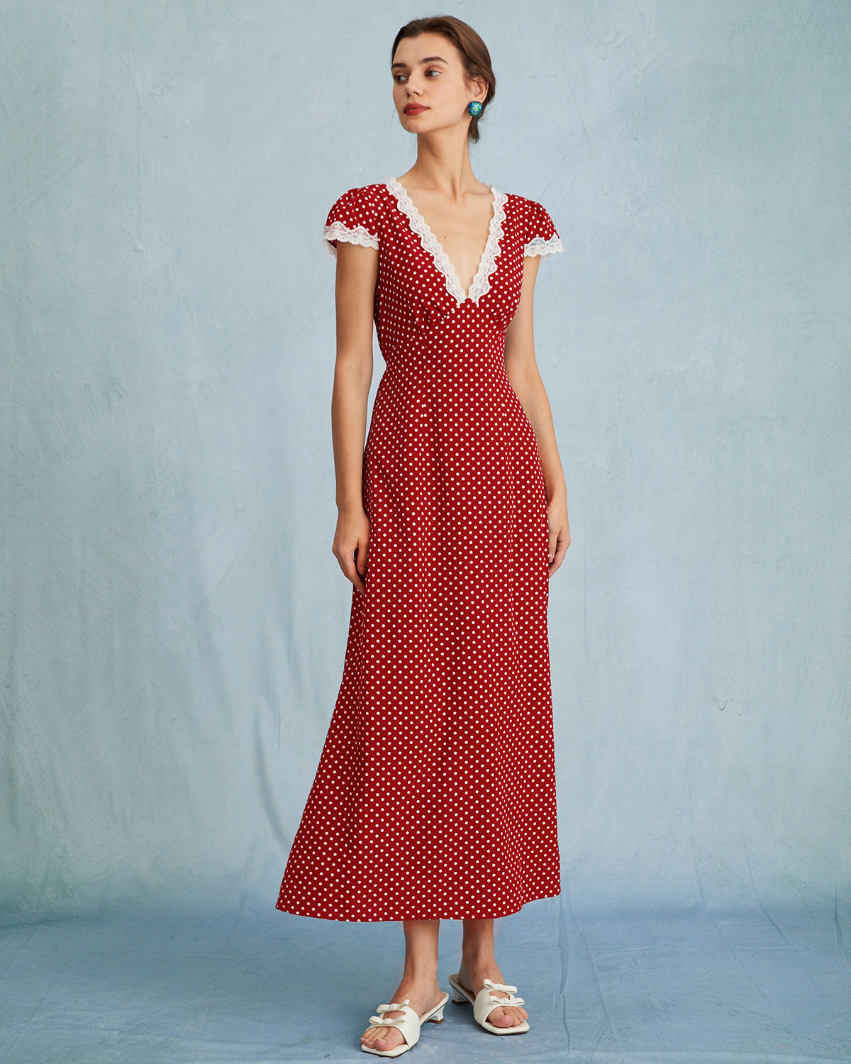 Das rote Maxikleid mit V-Ausschnitt, Tupfen und geraffter Spitze