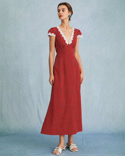 Das rote Maxikleid mit V-Ausschnitt, Tupfen und geraffter Spitze