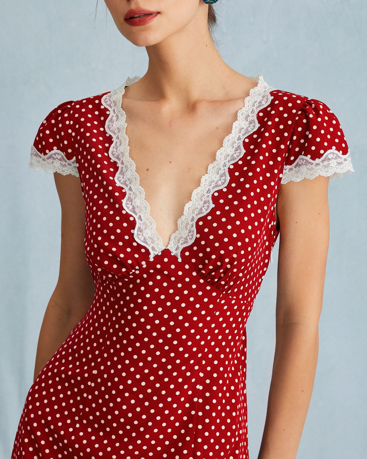 Das rote Maxikleid mit V-Ausschnitt, Tupfen und geraffter Spitze