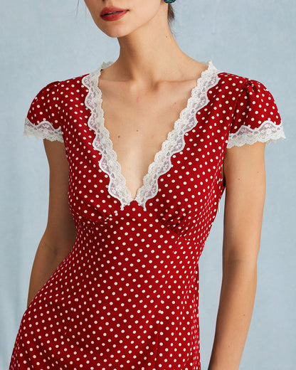 Das rote Maxikleid mit V-Ausschnitt, Tupfen und geraffter Spitze