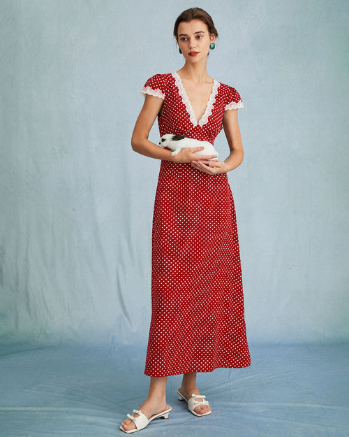 Das rote Maxikleid mit V-Ausschnitt, Tupfen und geraffter Spitze
