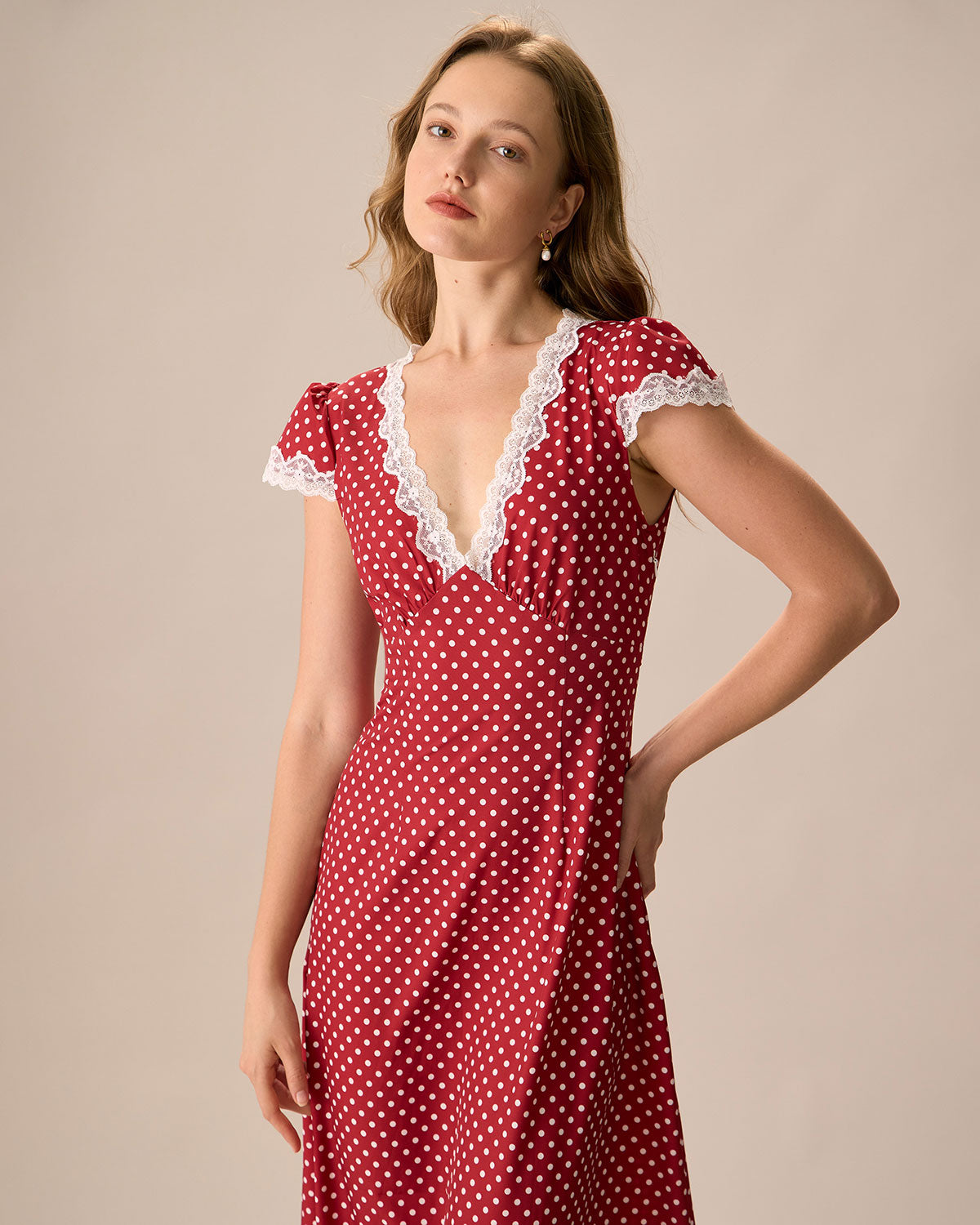 Das rote Maxikleid mit V-Ausschnitt, Tupfen und geraffter Spitze