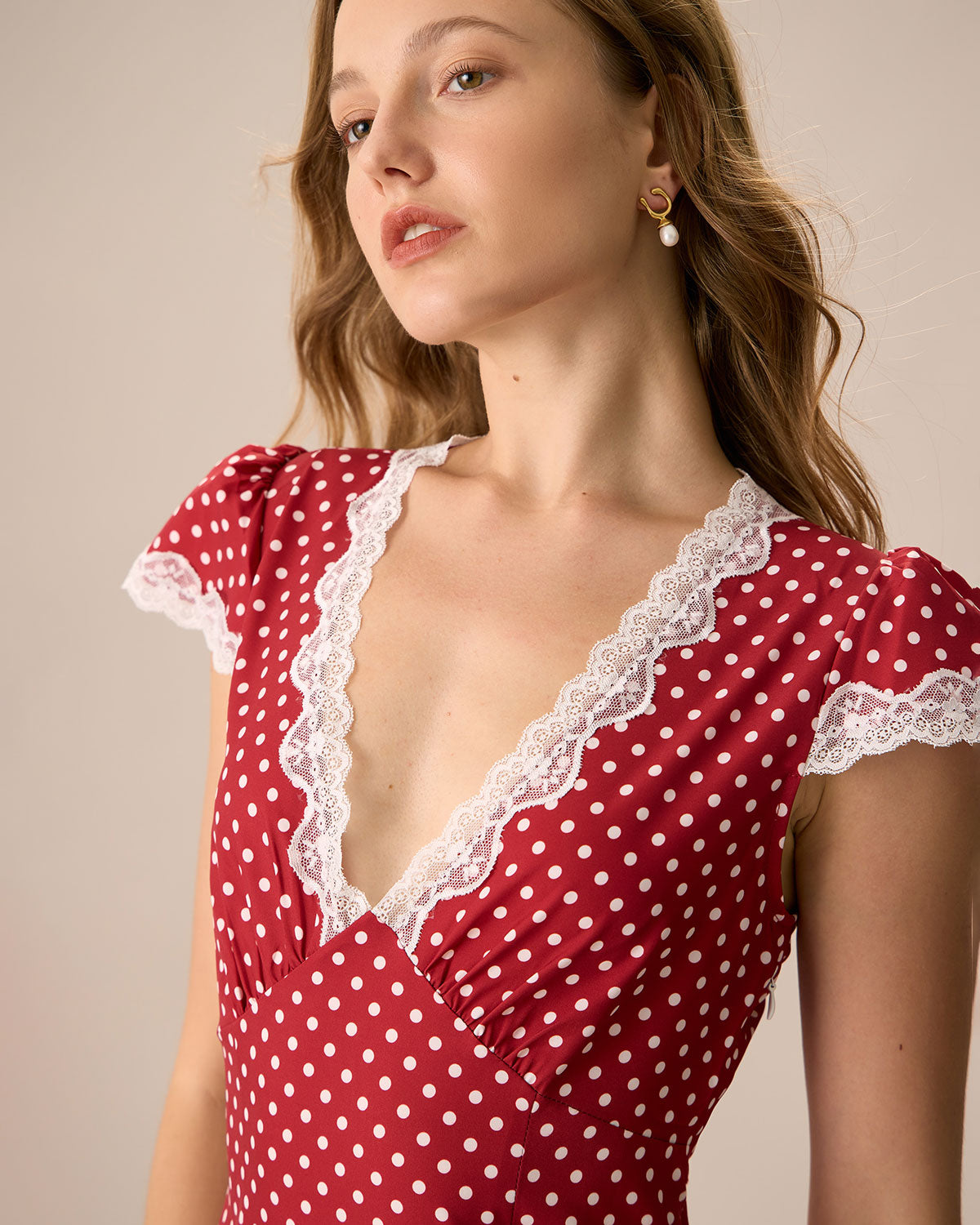 Das rote Maxikleid mit V-Ausschnitt, Tupfen und geraffter Spitze