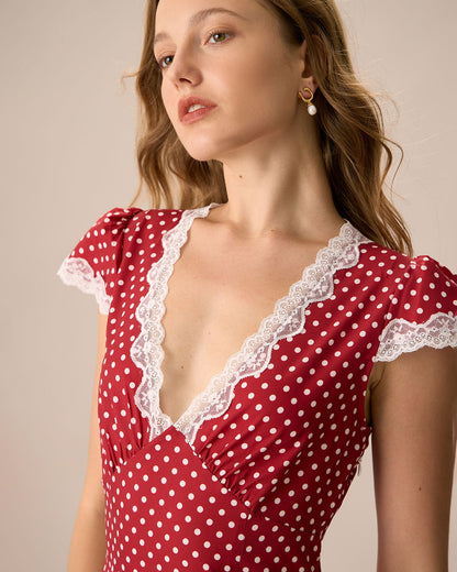 Das rote Maxikleid mit V-Ausschnitt, Tupfen und geraffter Spitze