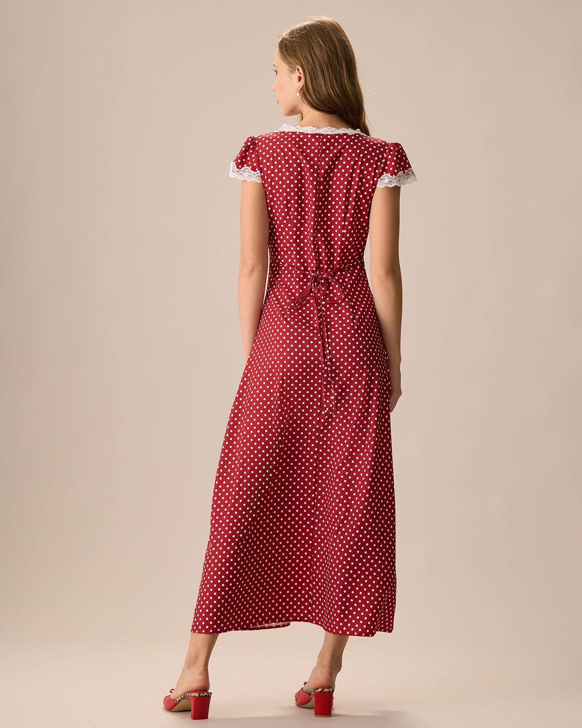 Das rote Maxikleid mit V-Ausschnitt, Tupfen und geraffter Spitze