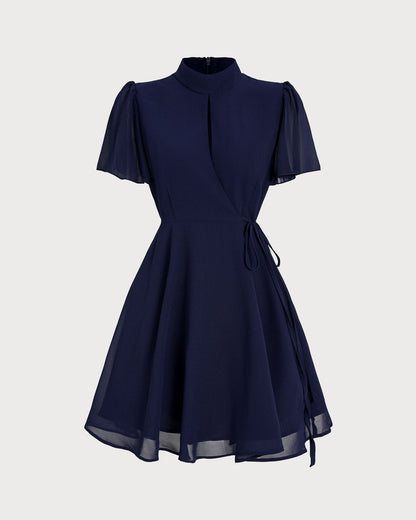 Blaues Minikleid mit Fledermausärmeln