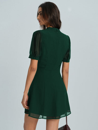 Grünes Chiffon-Minikleid mit Stehkragen
