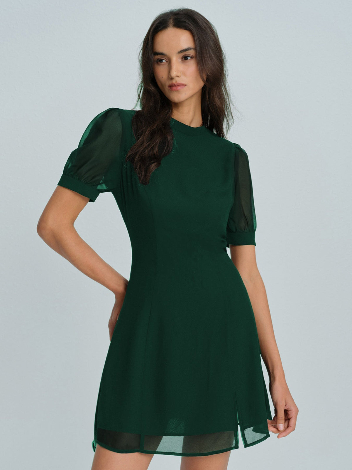 Grünes Chiffon-Minikleid mit Stehkragen
