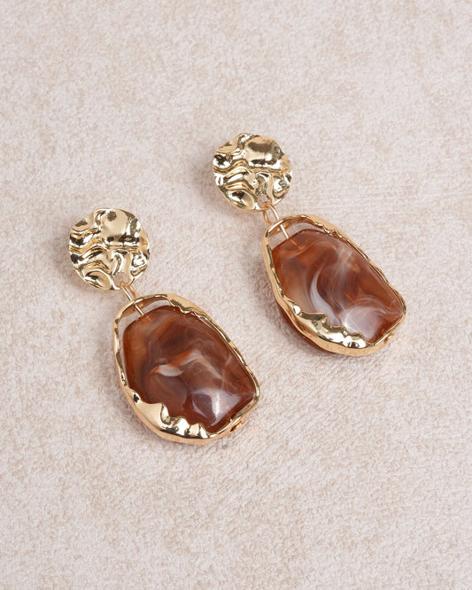 Orecchini geometrici in resina marrone