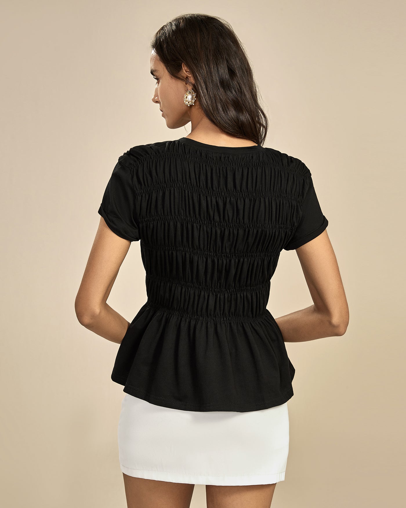 Schwarzes gerafftes T-Shirt mit Rundhalsausschnitt