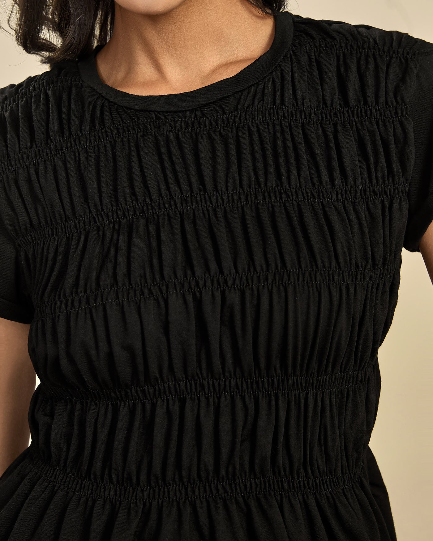 Schwarzes gerafftes T-Shirt mit Rundhalsausschnitt