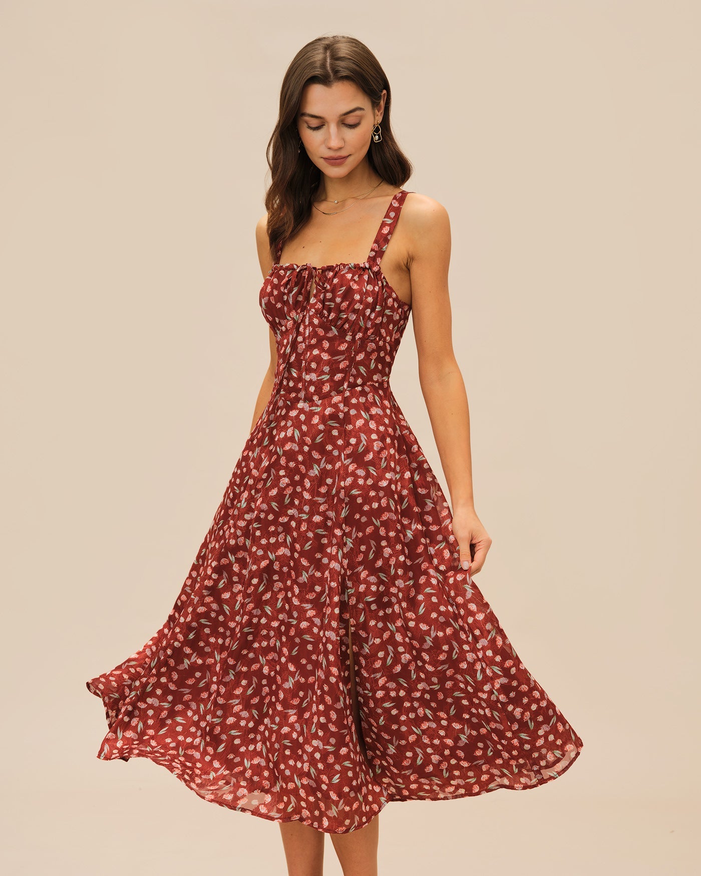 Weinrotes geblümtes Slip-Midikleid