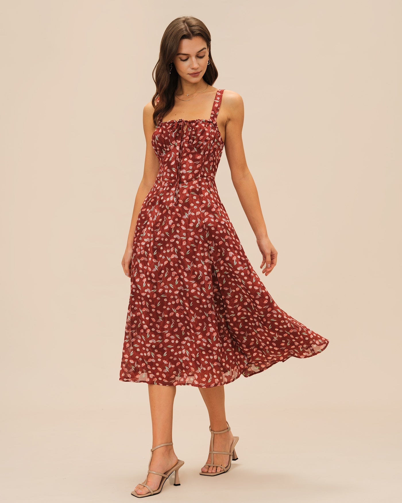 Weinrotes geblümtes Slip-Midikleid