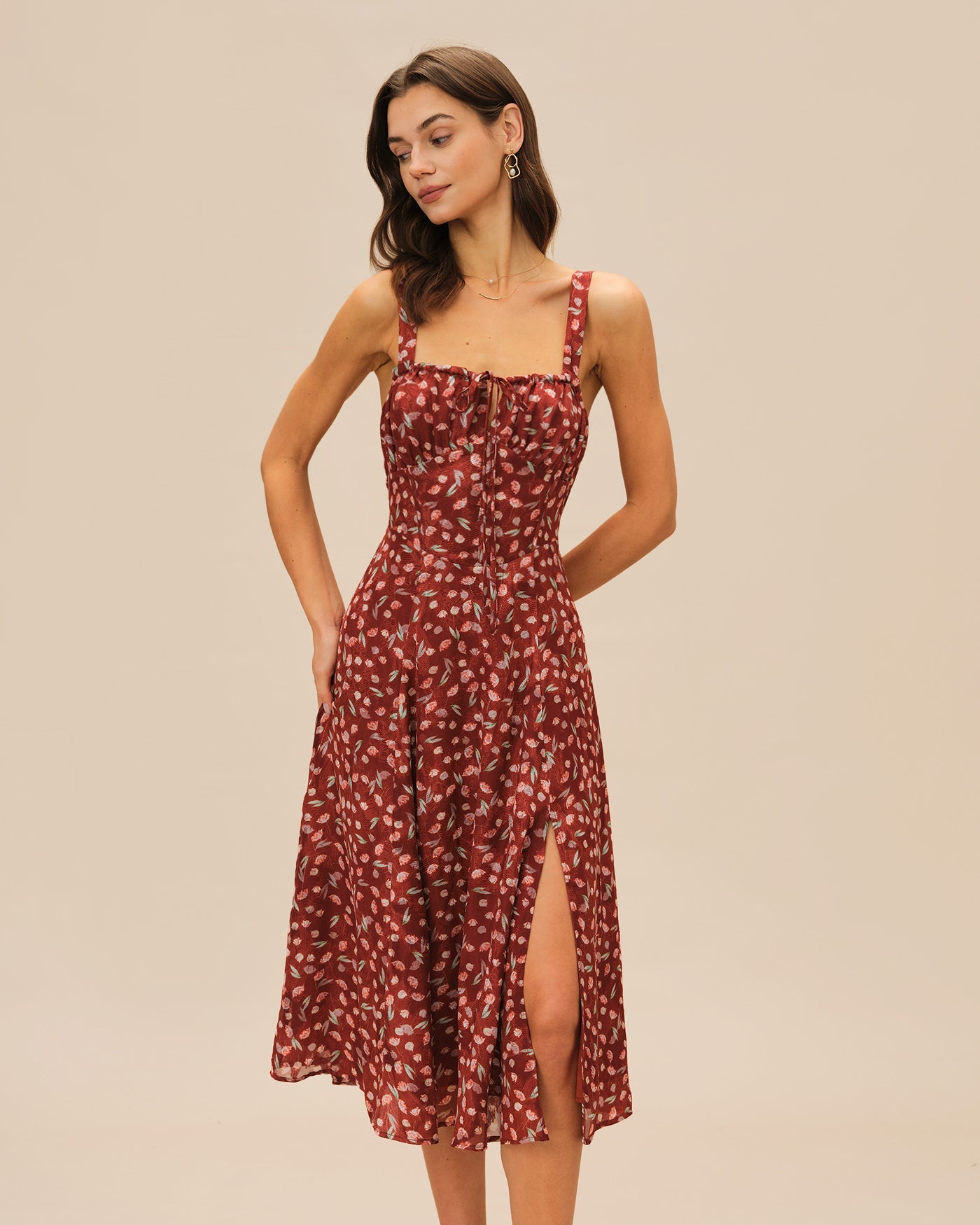 Weinrotes geblümtes Slip-Midikleid