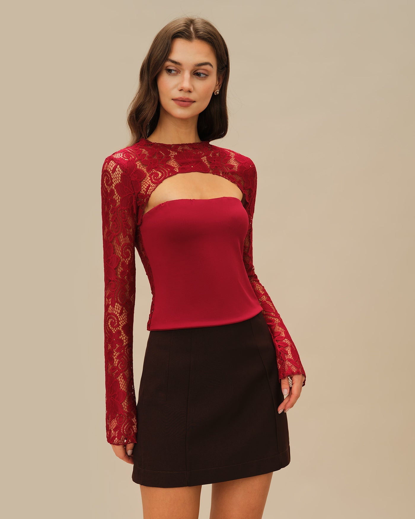 Weinrotes T-Shirt mit Blumen und Spitze