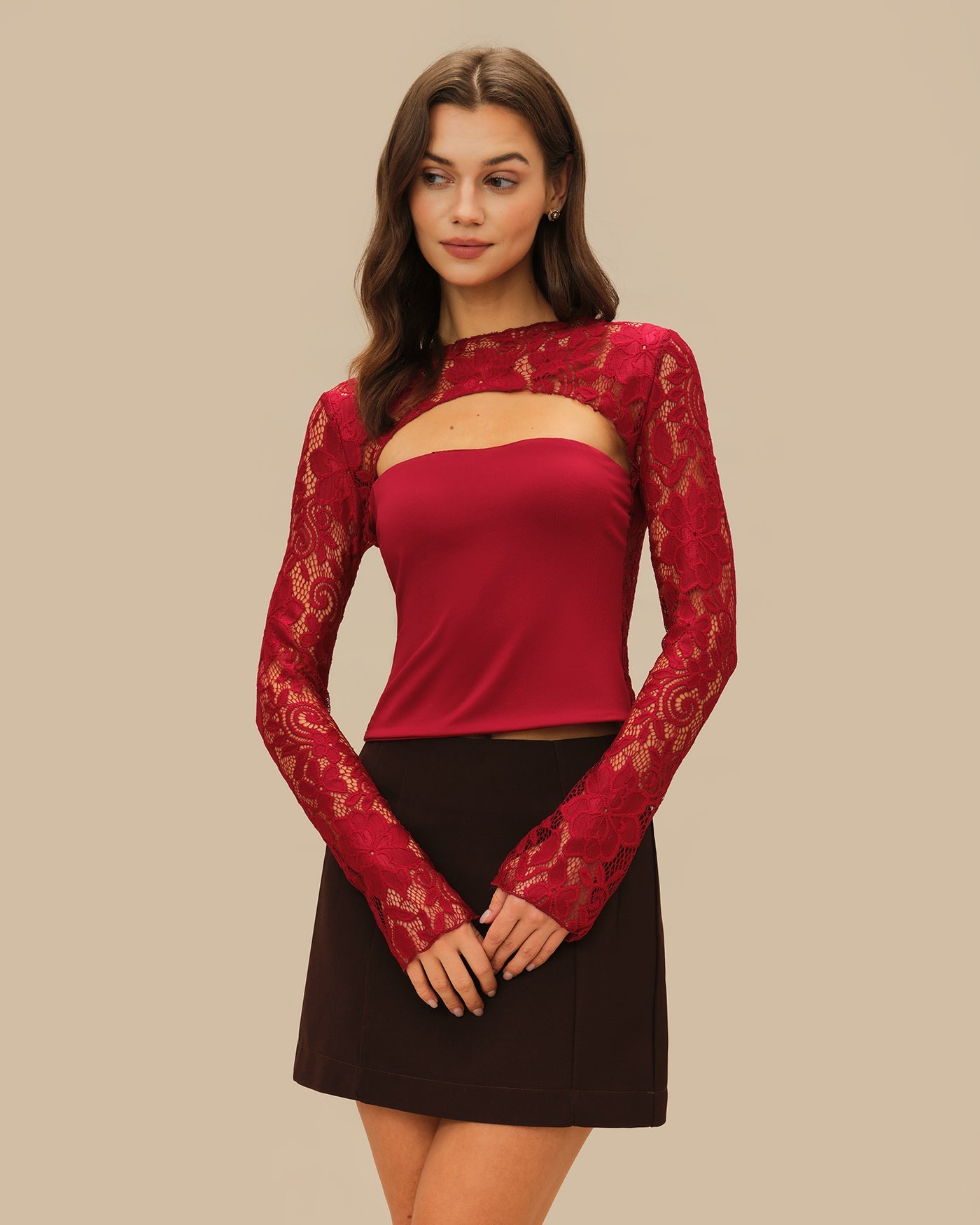 Weinrotes T-Shirt mit Blumen und Spitze