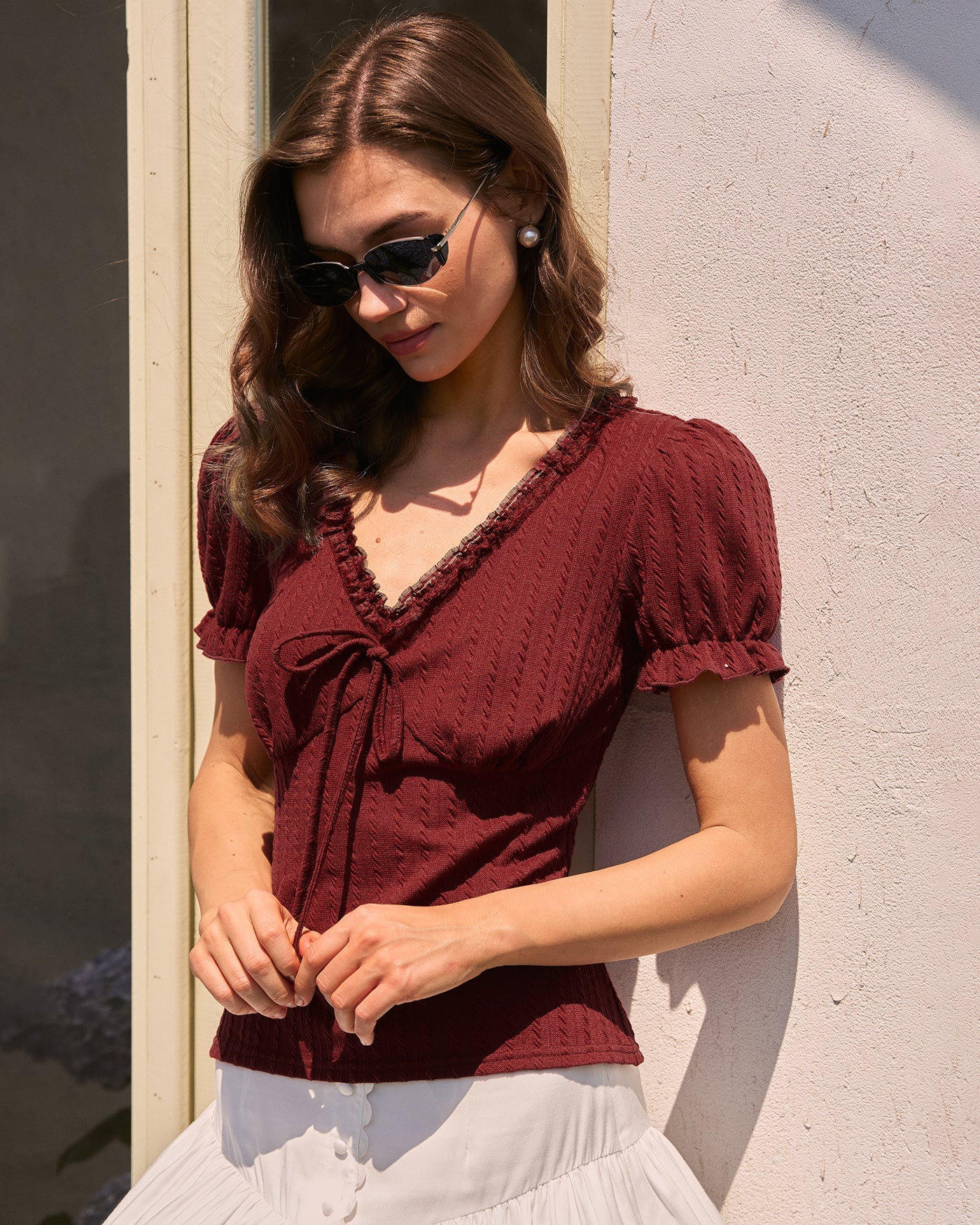 Weinrotes, strukturiertes T-Shirt mit V-Ausschnitt