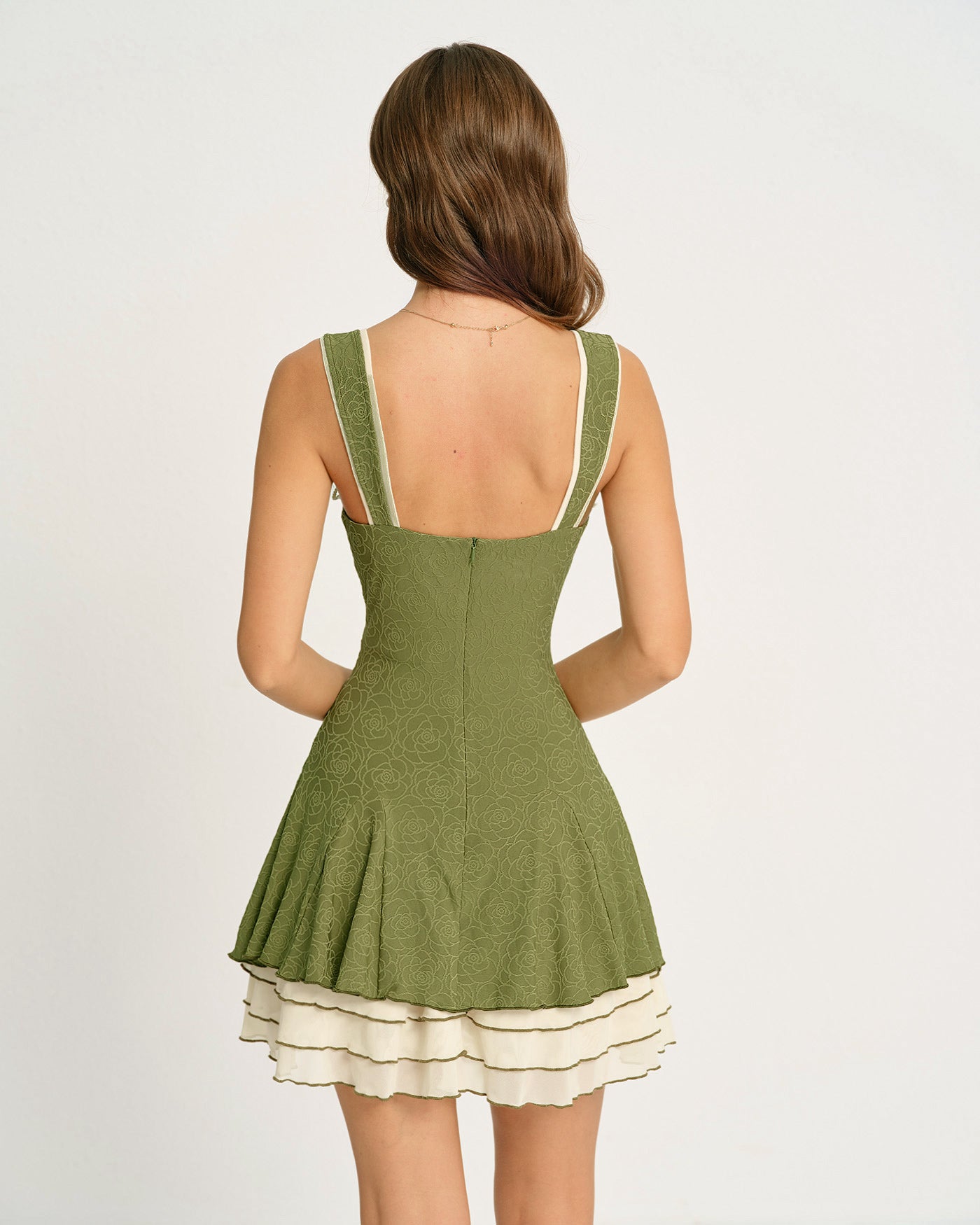 Grünes kontrastierendes Slip-Minikleid