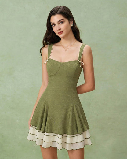 Grünes kontrastierendes Slip-Minikleid