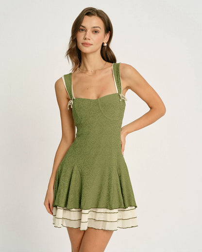 Grünes kontrastierendes Slip-Minikleid