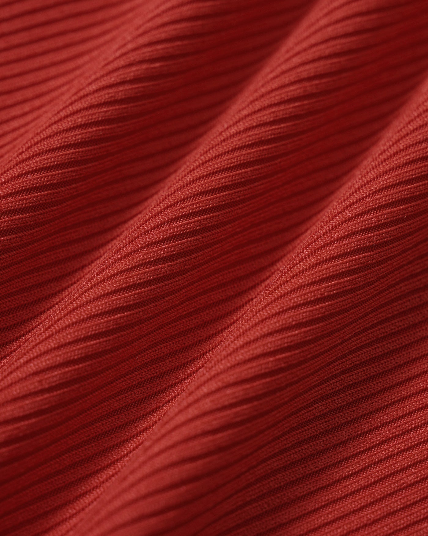 Roter Triangel-Badeanzug mit Neckholder