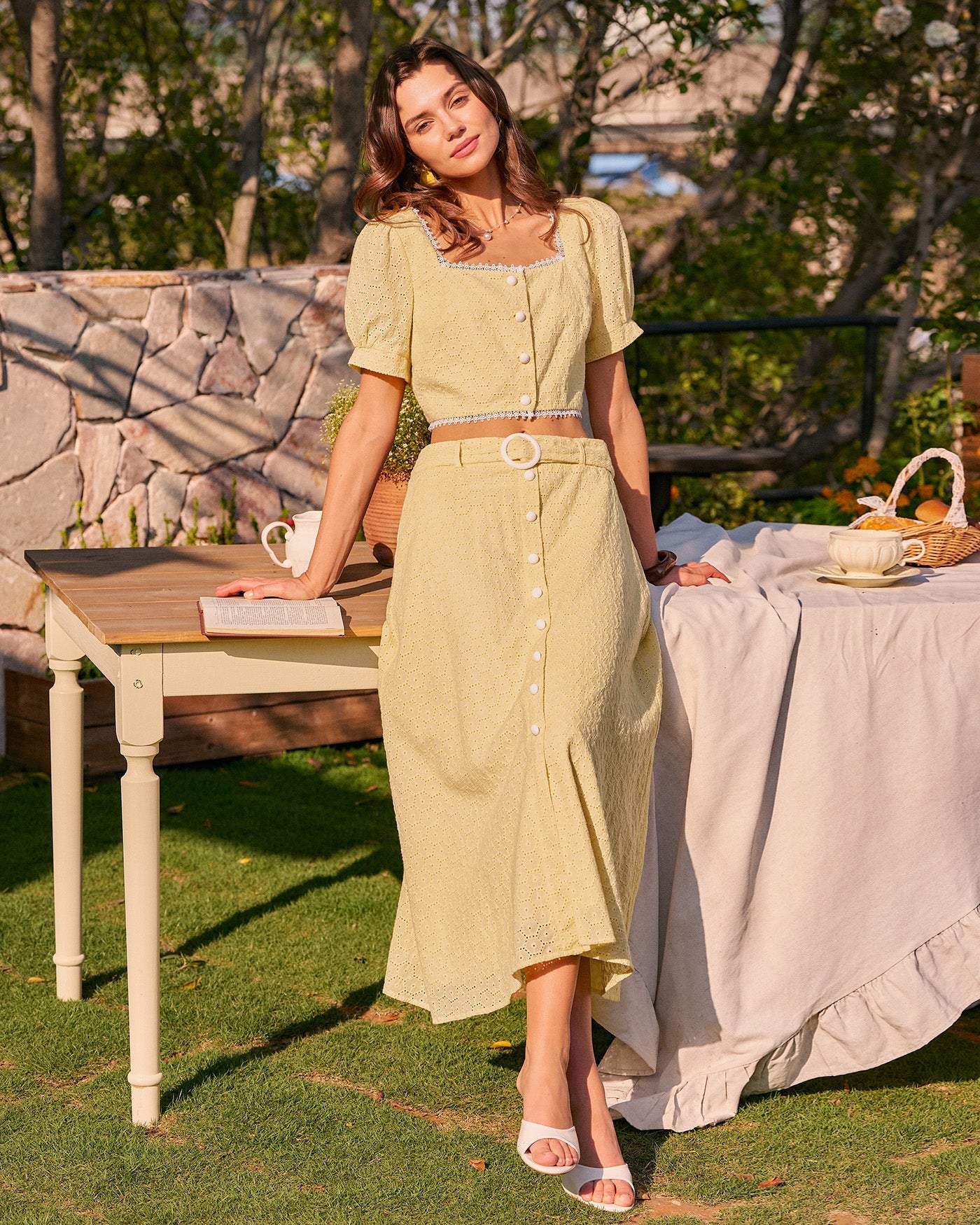 Gelbe Bluse mit quadratischem Ausschnitt und Stickerei