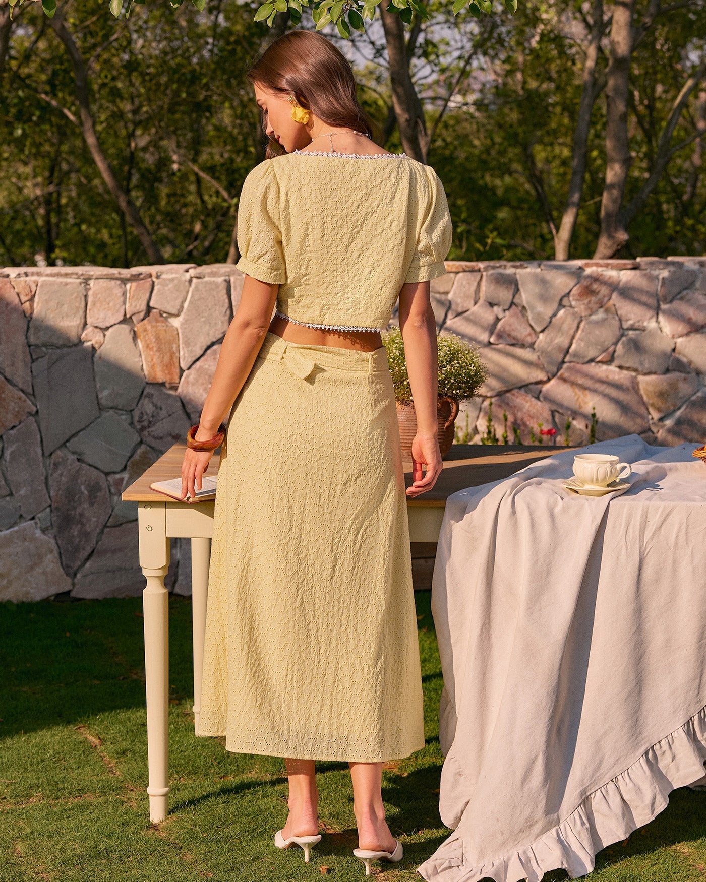 Gelbe Bluse mit quadratischem Ausschnitt und Stickerei