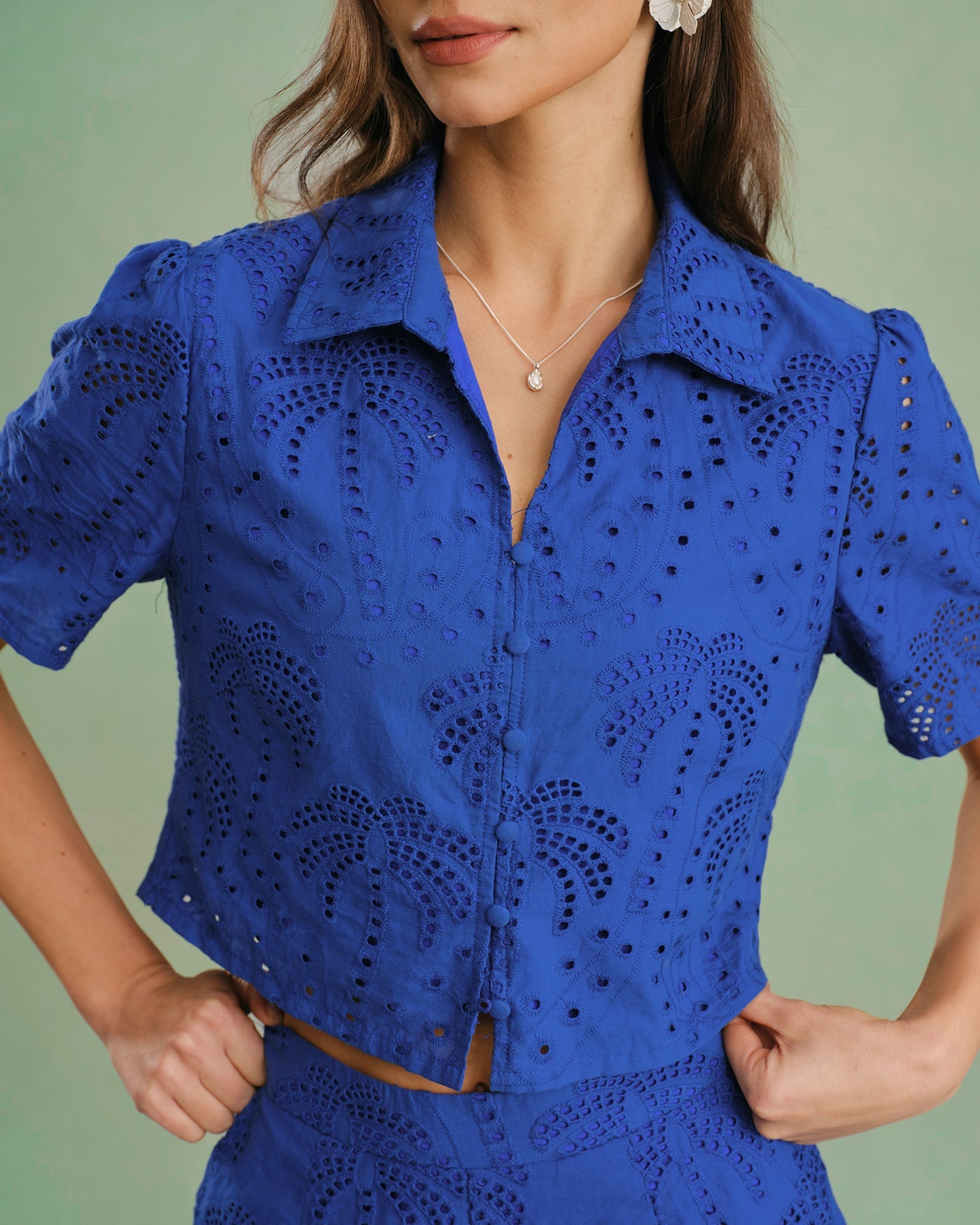Blaue strukturierte Bluse mit Knopfkragen