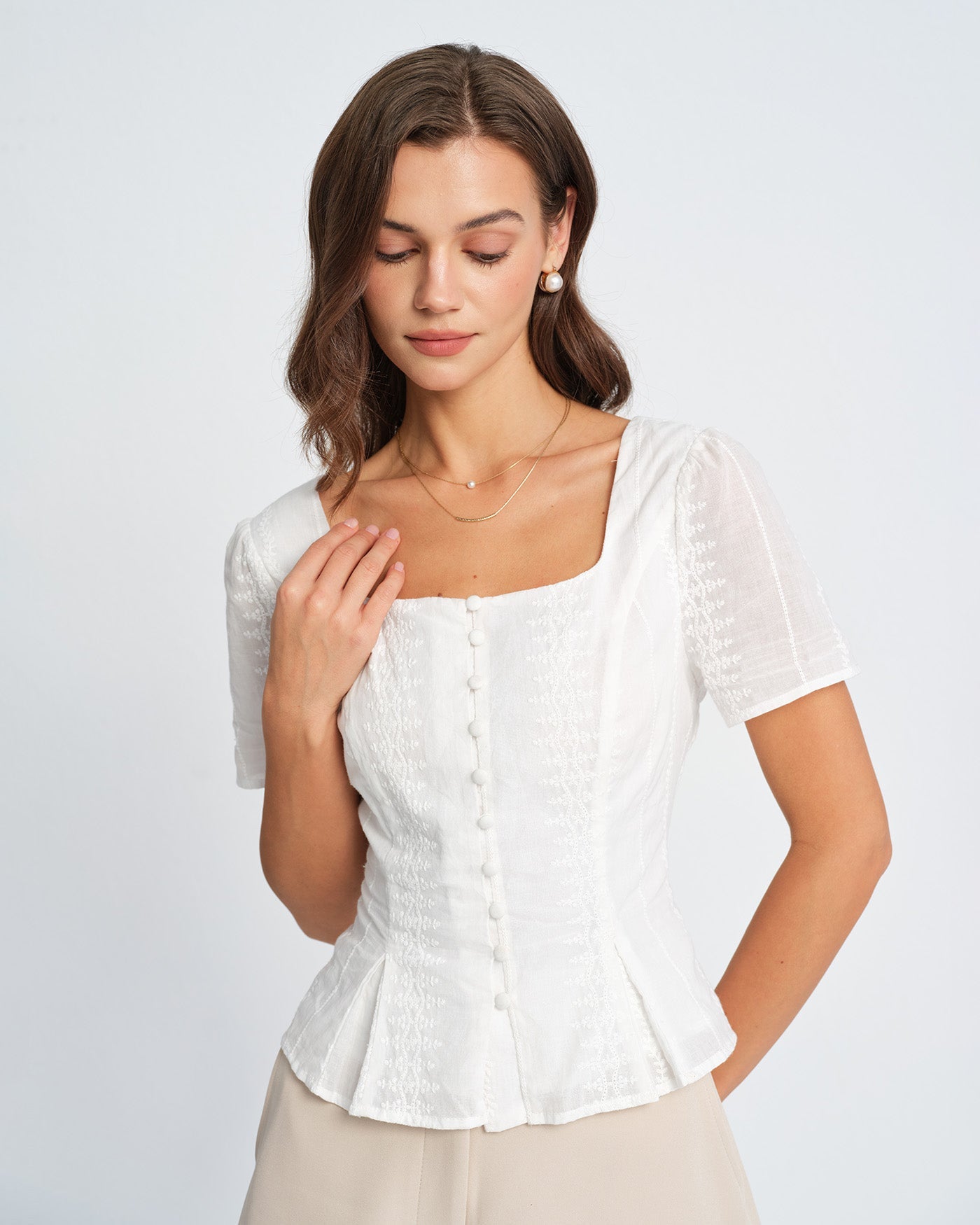Weiße Bluse mit Blumenmuster und Struktur