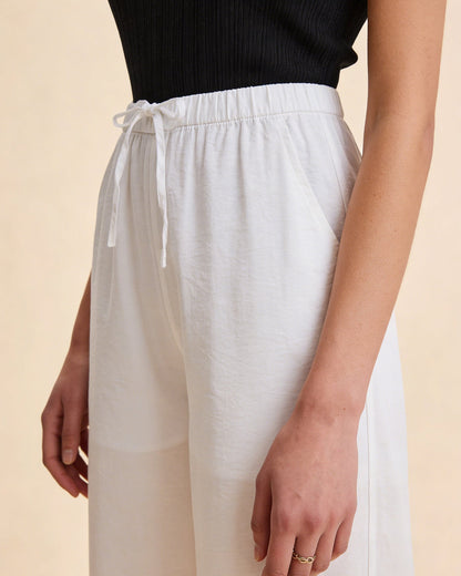 Weiße Hose mit Gummizug an der Taille