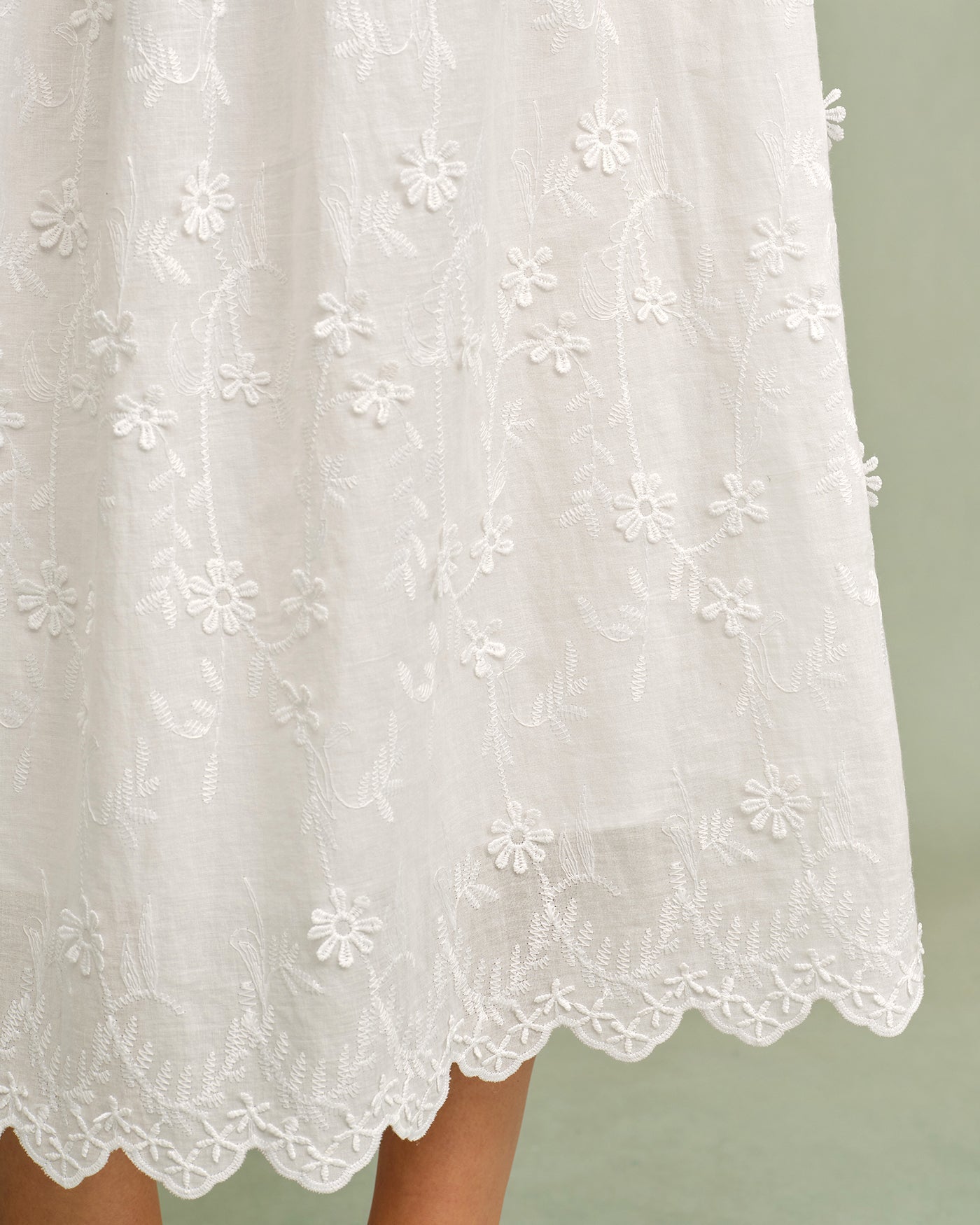 Weißes Midikleid mit Blumenmuster und Rundhalsausschnitt