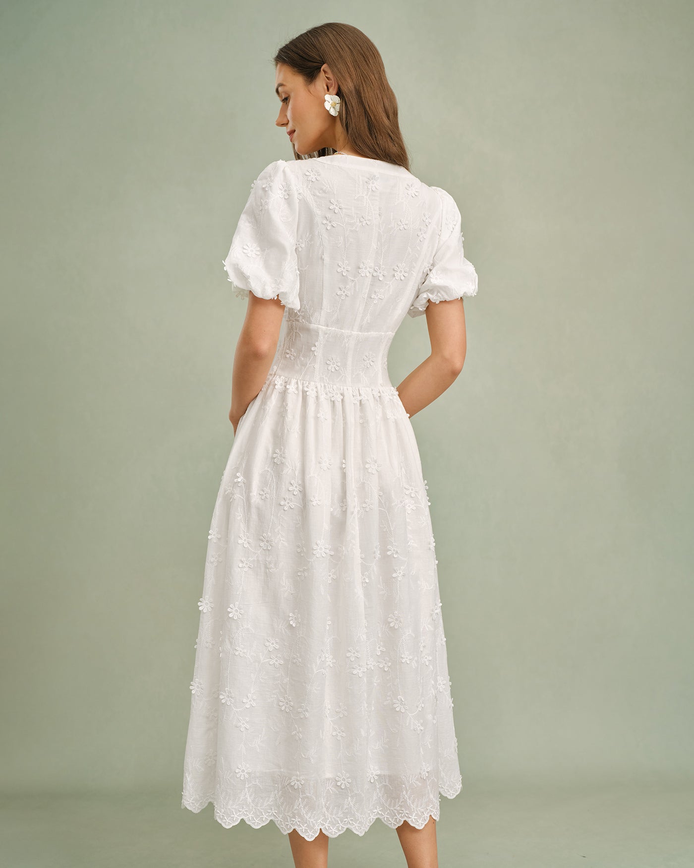 Weißes Midikleid mit Blumenmuster und Rundhalsausschnitt