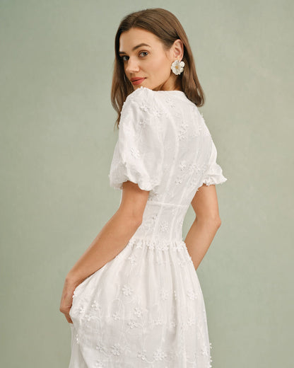 Weißes Midikleid mit Blumenmuster und Rundhalsausschnitt