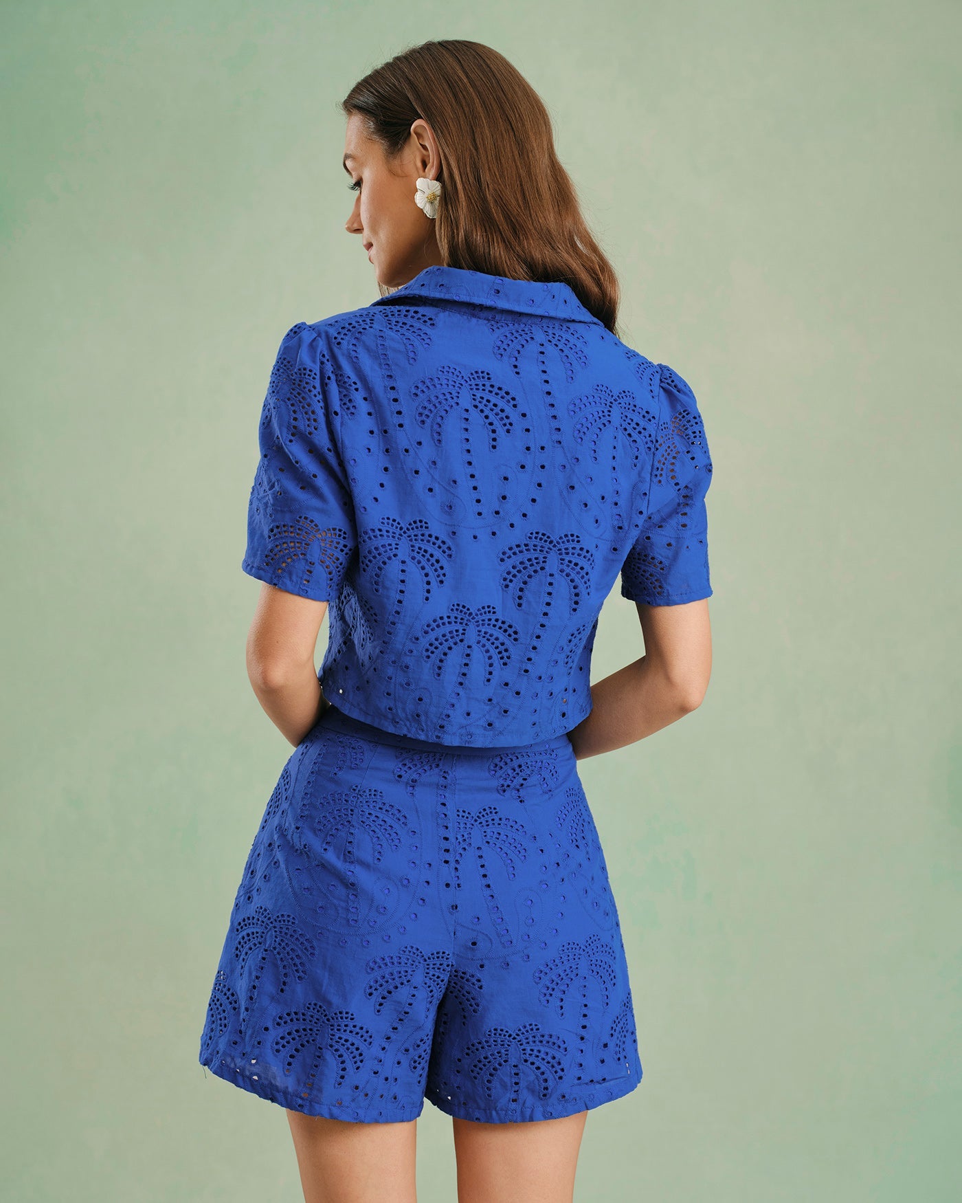 Kurze Baumwollhose mit blauer Stickerei