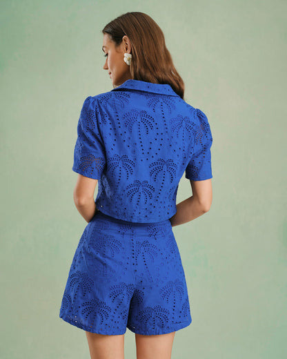 Kurze Baumwollhose mit blauer Stickerei