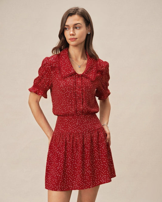 Rot gepunktete Bluse mit Puffärmeln und Kragen