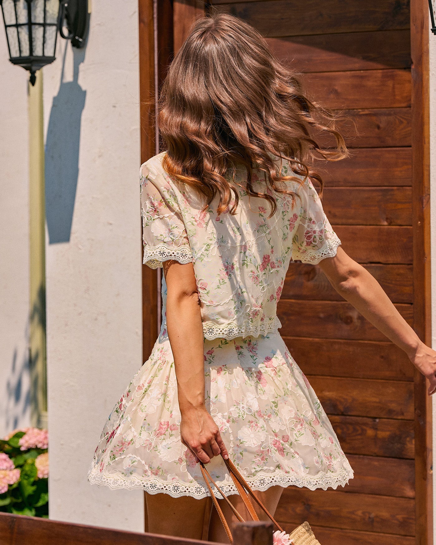 Bluse mit Blumenkragen, Spitze und Taschen
