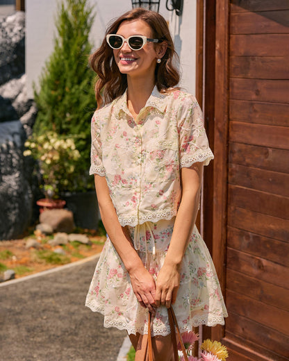Bluse mit Blumenkragen, Spitze und Taschen
