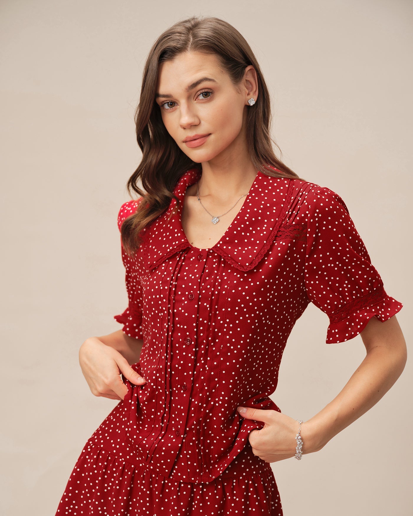 Rot gepunktete Bluse mit Puffärmeln und Kragen