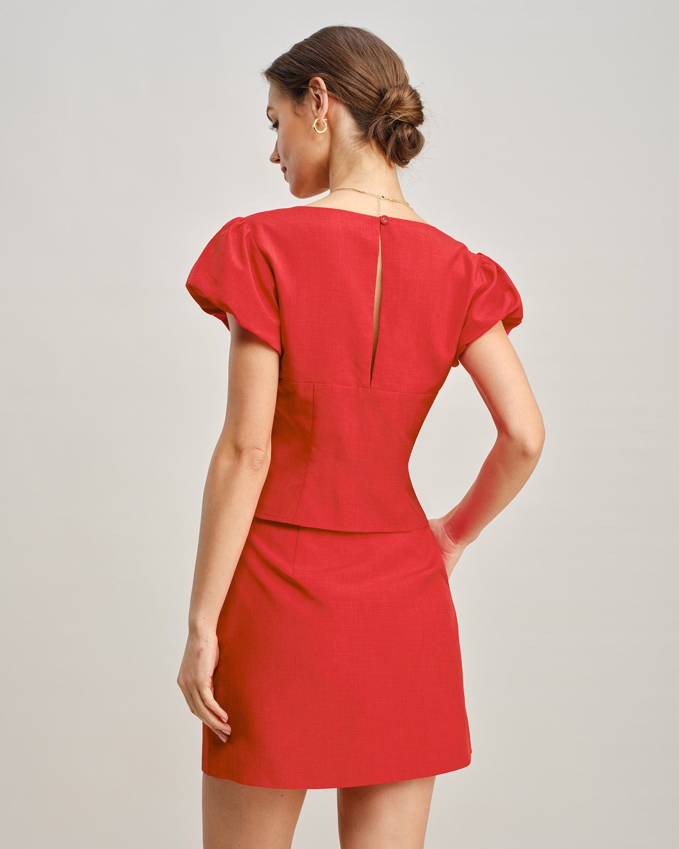 Camicetta con scollo a V rossa e fiocco